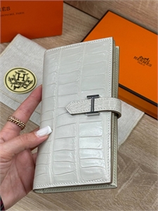{{productViewItem.photos[photoViewList.activeNavIndex].Alt || productViewItem.photos[photoViewList.activeNavIndex].Description || 'кошелёк HERMES'}}