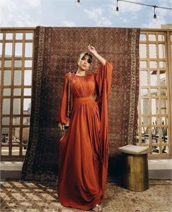 {{productViewItem.photos[photoViewList.activeNavIndex].Alt || productViewItem.photos[photoViewList.activeNavIndex].Description || 'Платье ZIMMERMANN'}}