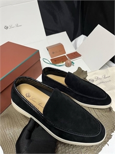 {{productViewItem.photos[photoViewList.activeNavIndex].Alt || productViewItem.photos[photoViewList.activeNavIndex].Description || 'Лоферы LP со вставками крокодила'}}