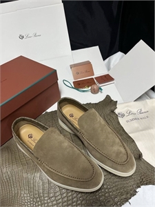{{productViewItem.photos[photoViewList.activeNavIndex].Alt || productViewItem.photos[photoViewList.activeNavIndex].Description || 'Лоферы LP со вставками крокодила'}}