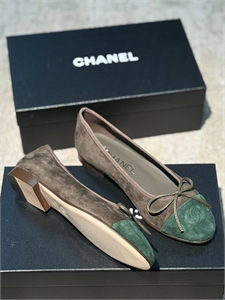 {{productViewItem.photos[photoViewList.activeNavIndex].Alt || productViewItem.photos[photoViewList.activeNavIndex].Description || 'Балетки CHANEL'}}