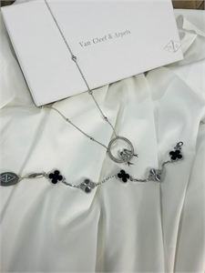 {{productViewItem.photos[photoViewList.activeNavIndex].Alt || productViewItem.photos[photoViewList.activeNavIndex].Description || 'Браслет Van Cleef'}}