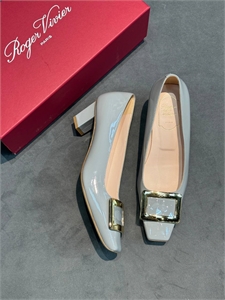 {{productViewItem.photos[photoViewList.activeNavIndex].Alt || productViewItem.photos[photoViewList.activeNavIndex].Description || 'Туфли ROGER VIVIER'}}