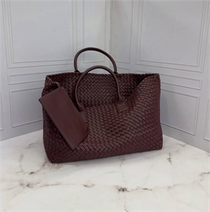 {{productViewItem.photos[photoViewList.activeNavIndex].Alt || productViewItem.photos[photoViewList.activeNavIndex].Description || 'Сумка BOTTEGA VENETA'}}