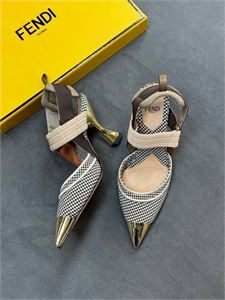 {{productViewItem.photos[photoViewList.activeNavIndex].Alt || productViewItem.photos[photoViewList.activeNavIndex].Description || 'Туфли FENDI'}}