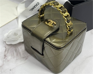 {{productViewItem.photos[photoViewList.activeNavIndex].Alt || productViewItem.photos[photoViewList.activeNavIndex].Description || 'Сумка CHANEL'}}