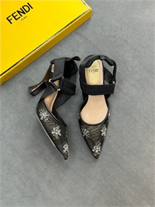 {{productViewItem.photos[photoViewList.activeNavIndex].Alt || productViewItem.photos[photoViewList.activeNavIndex].Description || 'Туфли FENDI'}}