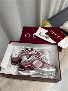 {{productViewItem.photos[photoViewList.activeNavIndex].Alt || productViewItem.photos[photoViewList.activeNavIndex].Description || 'Кроссовки GUCCI'}}