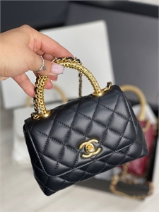 {{productViewItem.photos[photoViewList.activeNavIndex].Alt || productViewItem.photos[photoViewList.activeNavIndex].Description || 'Сумка CHANEL'}}