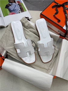 {{productViewItem.photos[photoViewList.activeNavIndex].Alt || productViewItem.photos[photoViewList.activeNavIndex].Description || 'Тапочки HERMES'}}