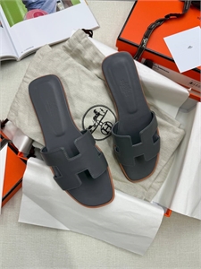 {{productViewItem.photos[photoViewList.activeNavIndex].Alt || productViewItem.photos[photoViewList.activeNavIndex].Description || 'Тапочки HERMES'}}