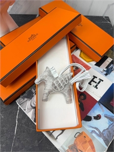 {{productViewItem.photos[photoViewList.activeNavIndex].Alt || productViewItem.photos[photoViewList.activeNavIndex].Description || 'Брелок HERMES'}}