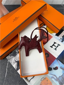 {{productViewItem.photos[photoViewList.activeNavIndex].Alt || productViewItem.photos[photoViewList.activeNavIndex].Description || 'Брелок HERMES'}}