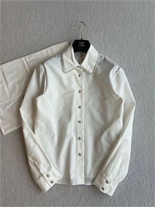 {{productViewItem.photos[photoViewList.activeNavIndex].Alt || productViewItem.photos[photoViewList.activeNavIndex].Description || 'Рубашка CHANEL'}}