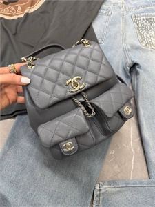 {{productViewItem.photos[photoViewList.activeNavIndex].Alt || productViewItem.photos[photoViewList.activeNavIndex].Description || 'Рюкзак CHANEL'}}