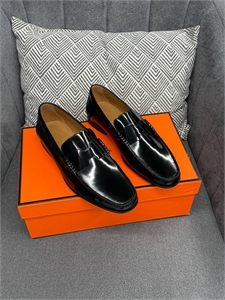 {{productViewItem.photos[photoViewList.activeNavIndex].Alt || productViewItem.photos[photoViewList.activeNavIndex].Description || 'Туфли HERMES'}}