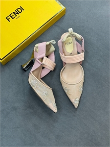 {{productViewItem.photos[photoViewList.activeNavIndex].Alt || productViewItem.photos[photoViewList.activeNavIndex].Description || 'Туфли FENDI'}}