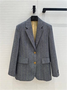 {{productViewItem.photos[photoViewList.activeNavIndex].Alt || productViewItem.photos[photoViewList.activeNavIndex].Description || 'Пиджак PRADA'}}