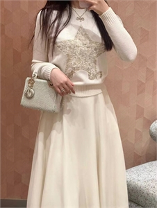 {{productViewItem.photos[photoViewList.activeNavIndex].Alt || productViewItem.photos[photoViewList.activeNavIndex].Description || 'Свитер DIOR'}}