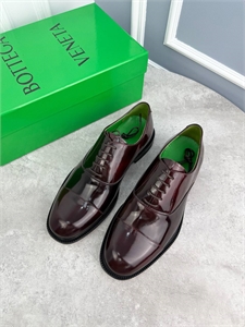 {{productViewItem.photos[photoViewList.activeNavIndex].Alt || productViewItem.photos[photoViewList.activeNavIndex].Description || 'Туфли BOTTEGA VENETA'}}