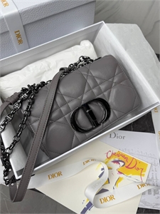 {{productViewItem.photos[photoViewList.activeNavIndex].Alt || productViewItem.photos[photoViewList.activeNavIndex].Description || 'Сумка DIOR'}}