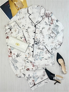 {{productViewItem.photos[photoViewList.activeNavIndex].Alt || productViewItem.photos[photoViewList.activeNavIndex].Description || 'Костюм DIOR'}}