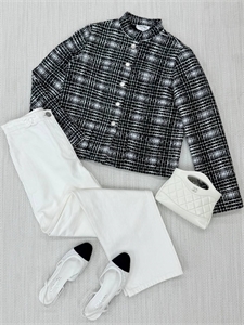 {{productViewItem.photos[photoViewList.activeNavIndex].Alt || productViewItem.photos[photoViewList.activeNavIndex].Description || 'Пиджак CHANEL'}}