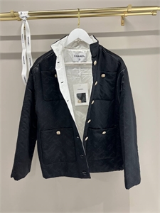 {{productViewItem.photos[photoViewList.activeNavIndex].Alt || productViewItem.photos[photoViewList.activeNavIndex].Description || 'Куртка CHANEL'}}
