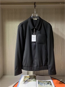 {{productViewItem.photos[photoViewList.activeNavIndex].Alt || productViewItem.photos[photoViewList.activeNavIndex].Description || 'Ветровка BOTTEGA VENETA'}}