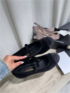 {{productViewItem.photos[photoViewList.activeNavIndex].Alt || productViewItem.photos[photoViewList.activeNavIndex].Description || 'Балетки CHANEL'}}