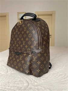 {{productViewItem.photos[photoViewList.activeNavIndex].Alt || productViewItem.photos[photoViewList.activeNavIndex].Description || 'Рюкзак LOUIS VUITTON'}}