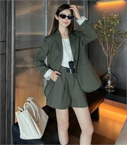 {{productViewItem.photos[photoViewList.activeNavIndex].Alt || productViewItem.photos[photoViewList.activeNavIndex].Description || 'Костюм PRADA'}}