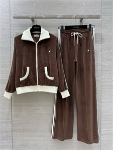 {{productViewItem.photos[photoViewList.activeNavIndex].Alt || productViewItem.photos[photoViewList.activeNavIndex].Description || 'Костюм CELINE'}}
