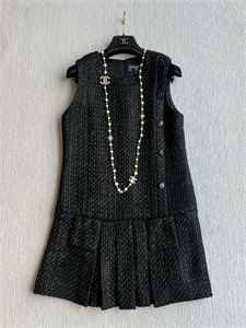 {{productViewItem.photos[photoViewList.activeNavIndex].Alt || productViewItem.photos[photoViewList.activeNavIndex].Description || 'Платье CHANEL'}}