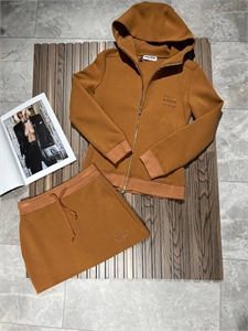 {{productViewItem.photos[photoViewList.activeNavIndex].Alt || productViewItem.photos[photoViewList.activeNavIndex].Description || 'Костюм MIU MIU'}}