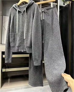 {{productViewItem.photos[photoViewList.activeNavIndex].Alt || productViewItem.photos[photoViewList.activeNavIndex].Description || 'Костюм LORO PIANA'}}