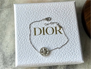 {{productViewItem.photos[photoViewList.activeNavIndex].Alt || productViewItem.photos[photoViewList.activeNavIndex].Description || 'Браслет DIOR'}}