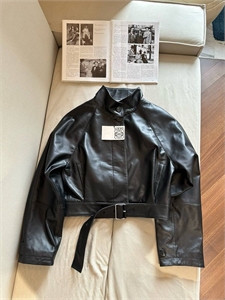 {{productViewItem.photos[photoViewList.activeNavIndex].Alt || productViewItem.photos[photoViewList.activeNavIndex].Description || 'Куртка LOEWE'}}