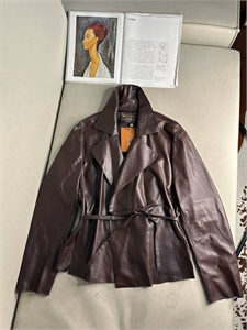 {{productViewItem.photos[photoViewList.activeNavIndex].Alt || productViewItem.photos[photoViewList.activeNavIndex].Description || 'Куртка LORO PIANA'}}