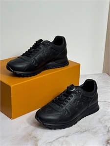 {{productViewItem.photos[photoViewList.activeNavIndex].Alt || productViewItem.photos[photoViewList.activeNavIndex].Description || 'Кроссовки Louis Vuitton'}}