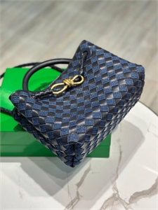 {{productViewItem.photos[photoViewList.activeNavIndex].Alt || productViewItem.photos[photoViewList.activeNavIndex].Description || 'Сумка BOTTEGA VENETA'}}