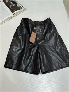 {{productViewItem.photos[photoViewList.activeNavIndex].Alt || productViewItem.photos[photoViewList.activeNavIndex].Description || 'Шорты LORO PIANA'}}