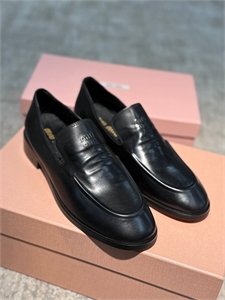 {{productViewItem.photos[photoViewList.activeNavIndex].Alt || productViewItem.photos[photoViewList.activeNavIndex].Description || 'Лоферы MIU MIU'}}