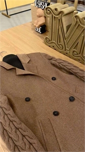 {{productViewItem.photos[photoViewList.activeNavIndex].Alt || productViewItem.photos[photoViewList.activeNavIndex].Description || 'Пальто Max Mara'}}