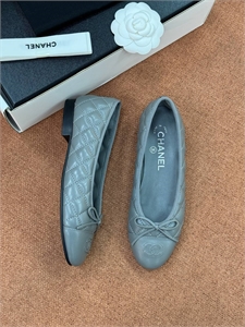 {{productViewItem.photos[photoViewList.activeNavIndex].Alt || productViewItem.photos[photoViewList.activeNavIndex].Description || 'Балетки CHANEL'}}
