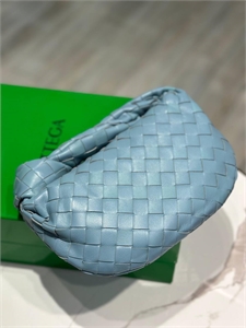 {{productViewItem.photos[photoViewList.activeNavIndex].Alt || productViewItem.photos[photoViewList.activeNavIndex].Description || 'Сумка BOTTEGA VENETA'}}