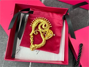 {{productViewItem.photos[photoViewList.activeNavIndex].Alt || productViewItem.photos[photoViewList.activeNavIndex].Description || 'Брошь Schiaparelli'}}