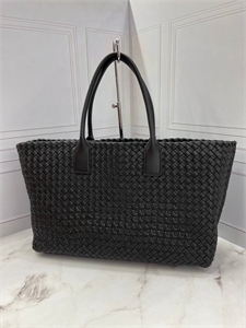 {{productViewItem.photos[photoViewList.activeNavIndex].Alt || productViewItem.photos[photoViewList.activeNavIndex].Description || 'Сумка BOTTEGA VENETA'}}