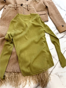 {{productViewItem.photos[photoViewList.activeNavIndex].Alt || productViewItem.photos[photoViewList.activeNavIndex].Description || 'Кофта MIU MIU'}}