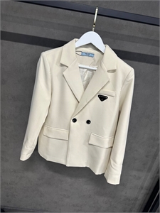 {{productViewItem.photos[photoViewList.activeNavIndex].Alt || productViewItem.photos[photoViewList.activeNavIndex].Description || 'Пиджак PRADA'}}